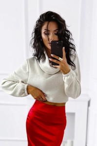beżowy sweter z kominem