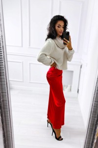beżowy sweter z kominem