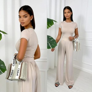 beżowe spodnie i bluzka z wiskozy