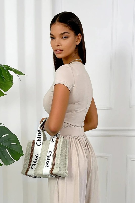 beżowe spodnie i bluzka z wiskozy