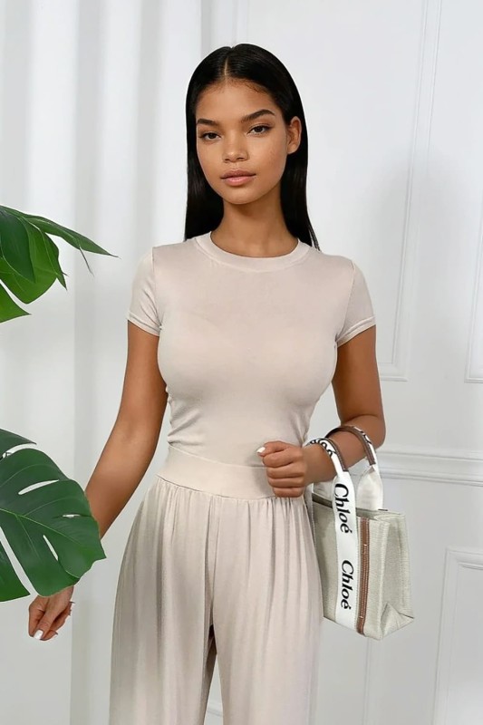 beżowe spodnie i bluzka z wiskozy