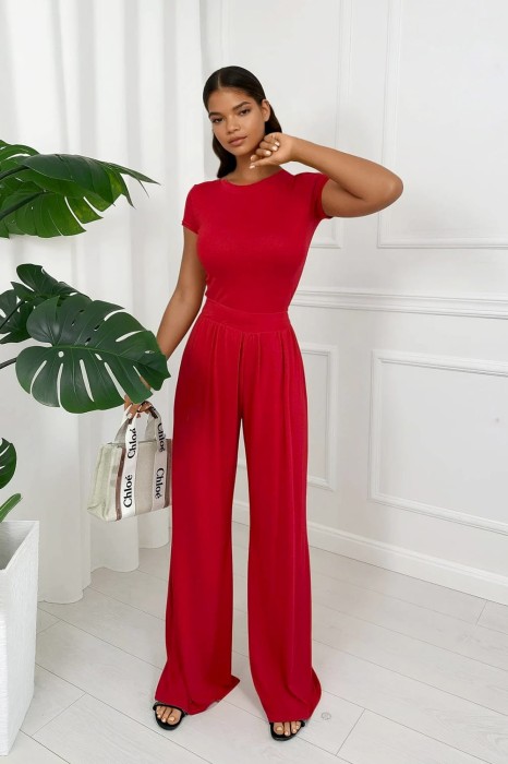 czerwone spodnie i bluzka z wiskozy