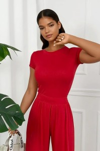 czerwone spodnie i bluzka z wiskozy