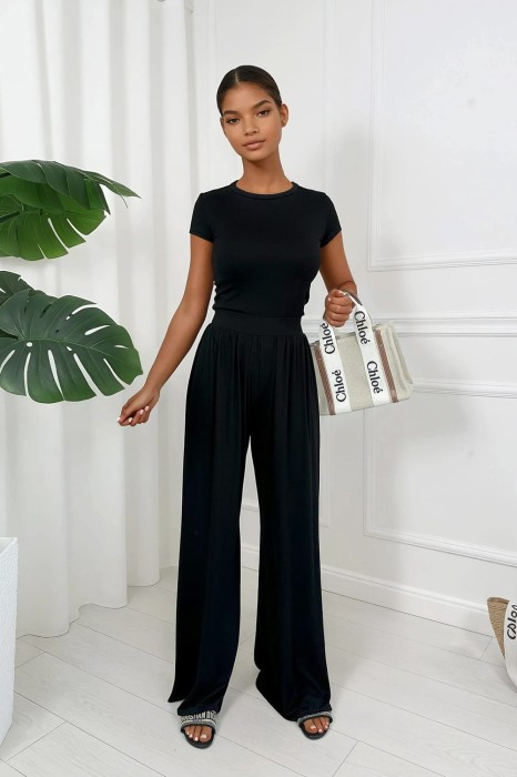 czarne spodnie i bluzka z wiskozy