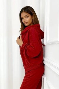 czerwony dres bluza i spodnie
