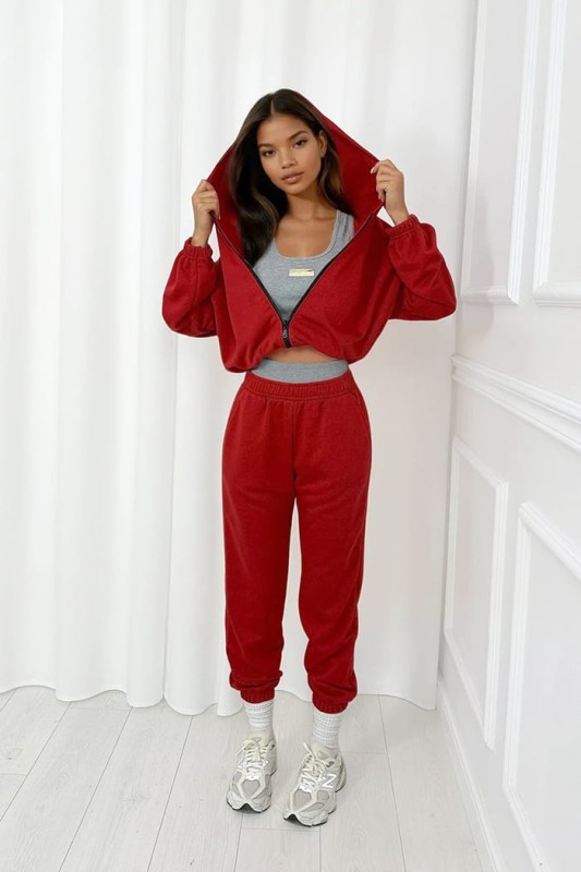 czerwony dres bluza i spodnie