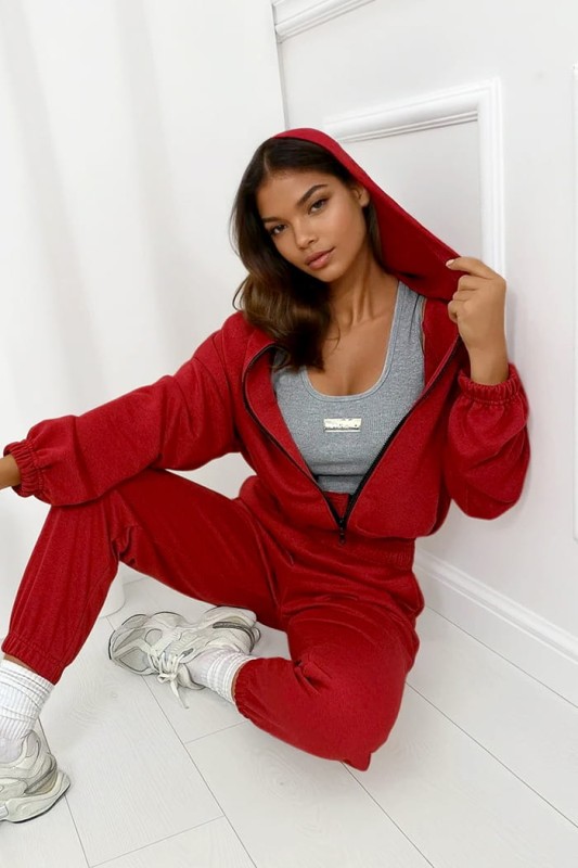 czerwony dres bluza i spodnie