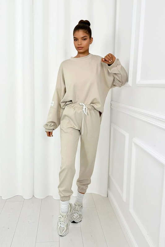 beżowy dres damski z masełka