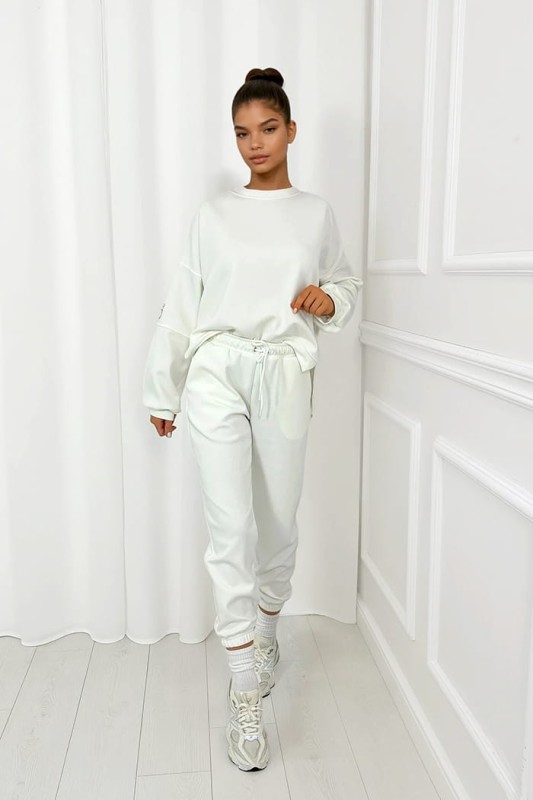 biały dres damski z masełka