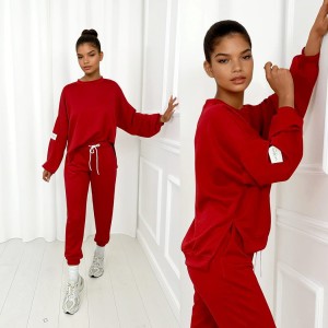 czerwony dres damski z masełka