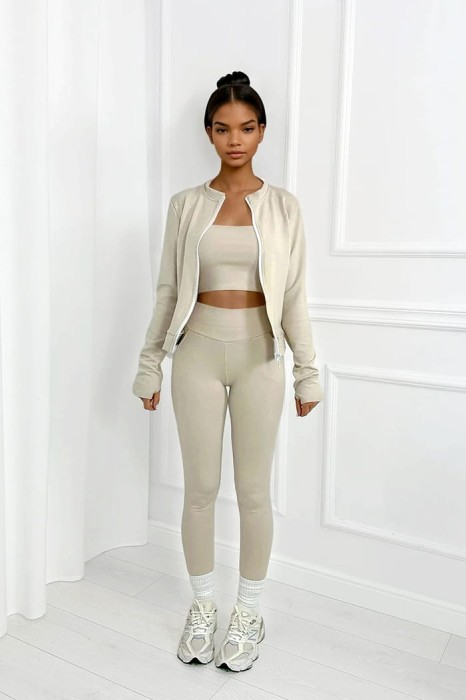 beżowy komplet z masełka top, bluza, legginsy
