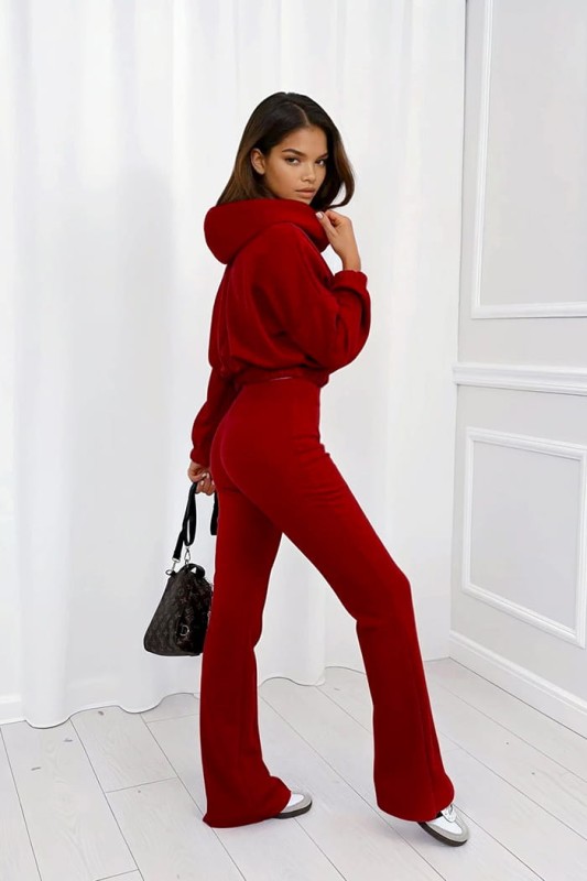 dres czerwony bluza i spodnie dzwony