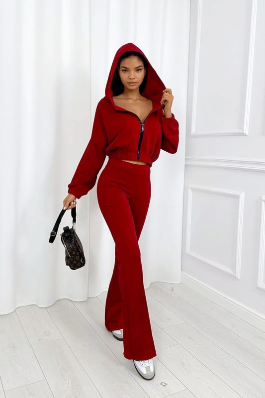 dres czerwony bluza i spodnie dzwony