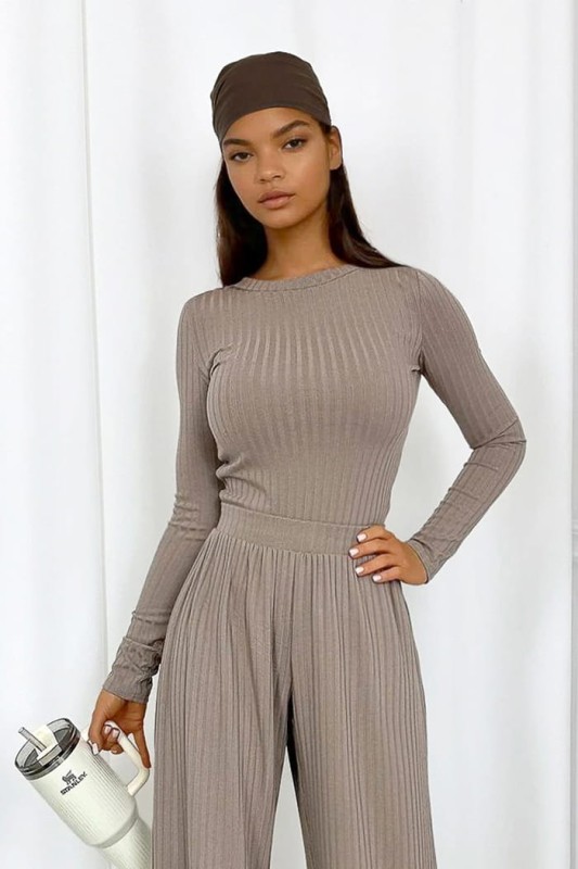 komplet-sweterkowy-dzianinowy-prazkowany-bezowy